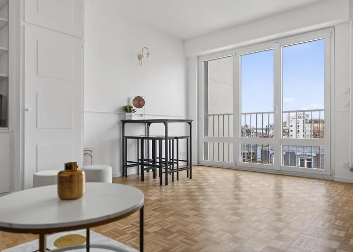 High-end One-bedroom With Rooftop Views 13 Daire