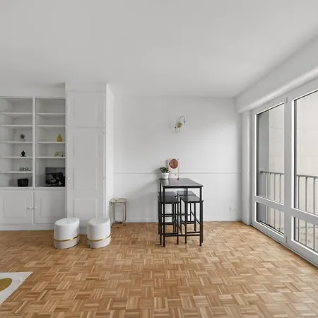 High-end One-bedroom With Rooftop Views 13 *